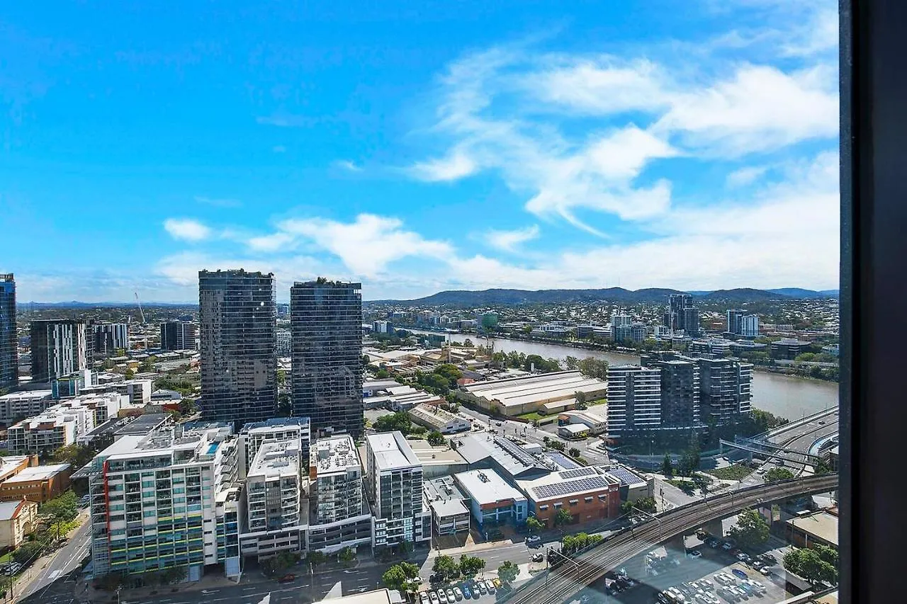 Apartment Soaring Skyline On Southside At Resort-Style Stay Brisbane Australia